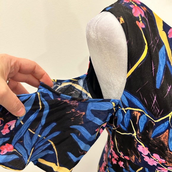 Maeve fun and flirty dress with open flutter sleeves size 4 - Picture 9 of 11